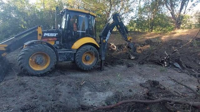 Копаем пруд. Экскаватор МSТ копает пни и корни смотреть онлайн