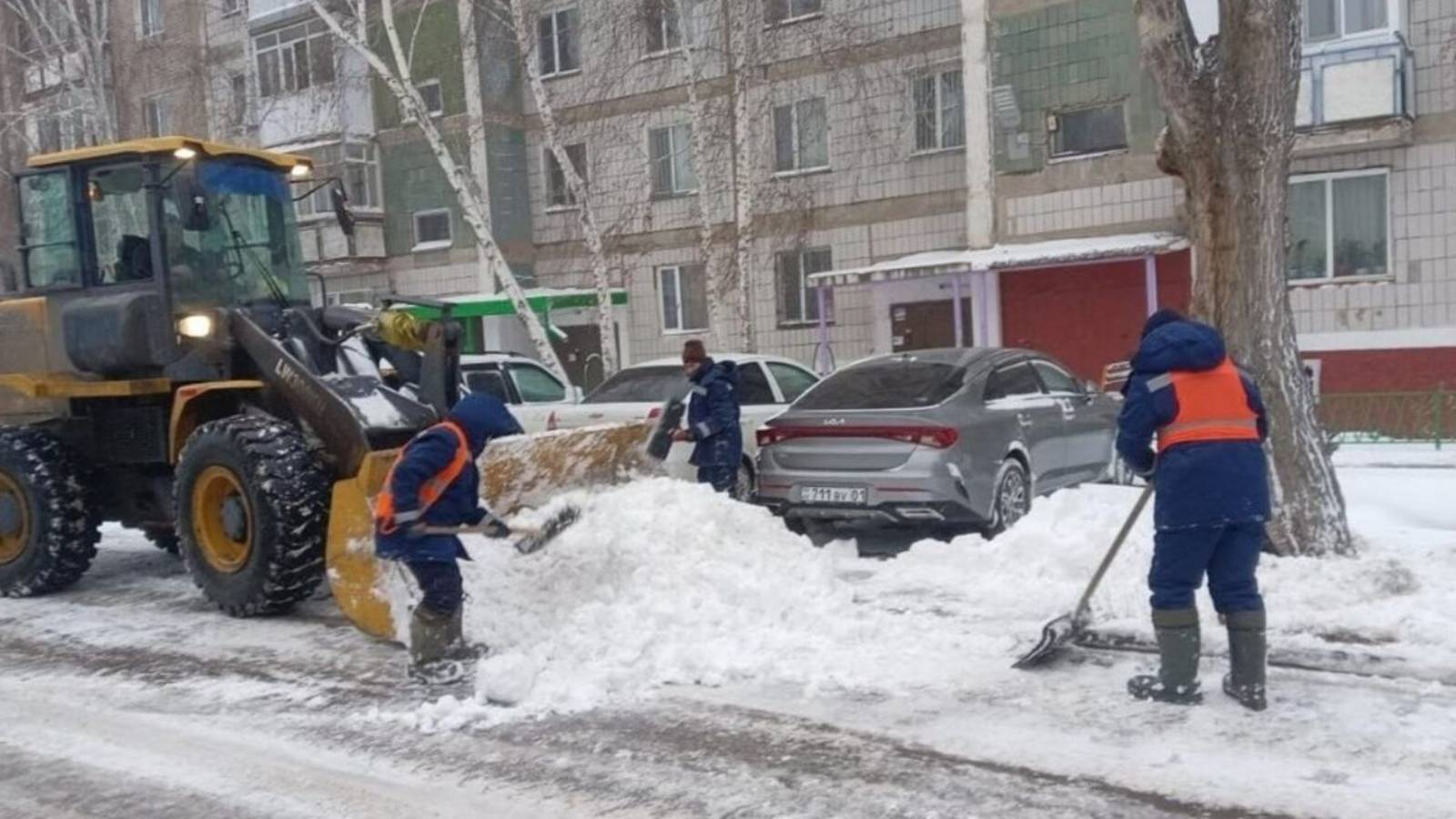 Сугробы по пояс, на дорогах снежный коллапс. Сильные снегопады обрушились на Астану смотреть онлайн
