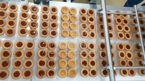 Отливка джема в корзинки из песочного теста поршневой машиной