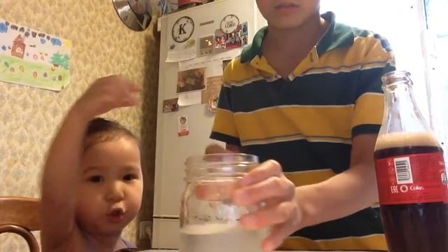 делаем опыт с кококолой и ментосом смотреть онлайн