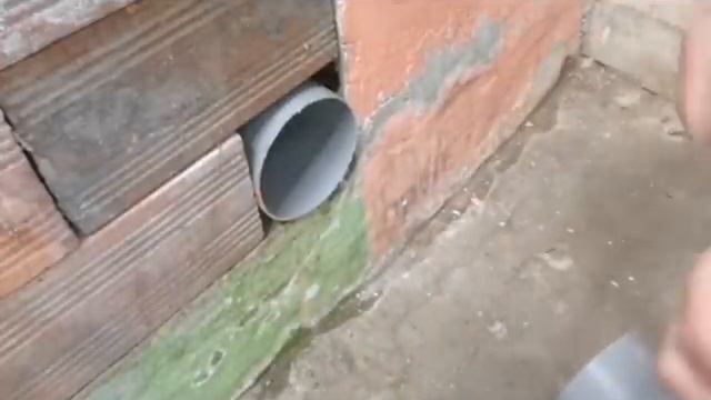 Como UNIR o acoplar DOS TUBOS DE PVC de DESAGUE GRUESO en lugares DIFICULTOSOS смотреть онлайн