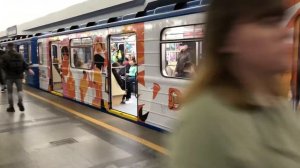 Веселый вагон метро с рекламой на станции площадь Ленина Минского метрополитена