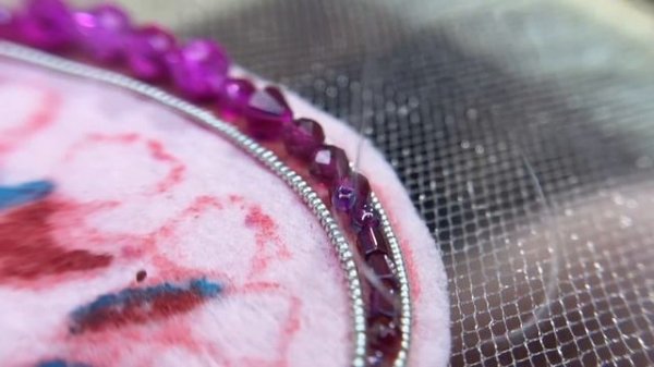 Процесс вышивки броши для врача | Брошь в виде почки из бисера | Вышиваем вместе