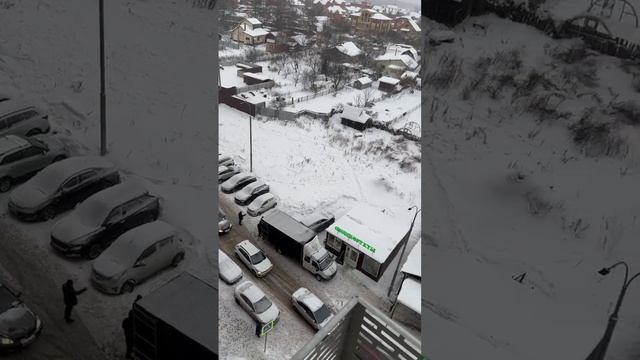 пробка в субботнее утро. и всё из-за м........ ов паркующихся вторым рядом. смотреть онлайн