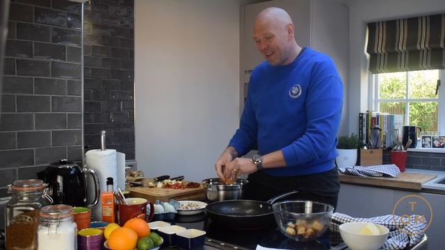 Tom Kerridge's Lock Down Dinners: Fridge Omelette смотреть онлайн