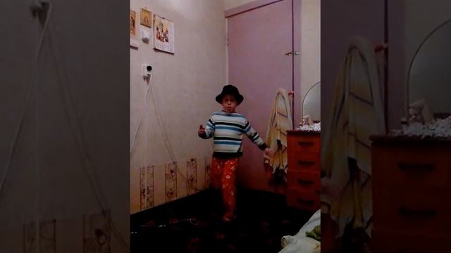 Малой танцует смотреть онлайн