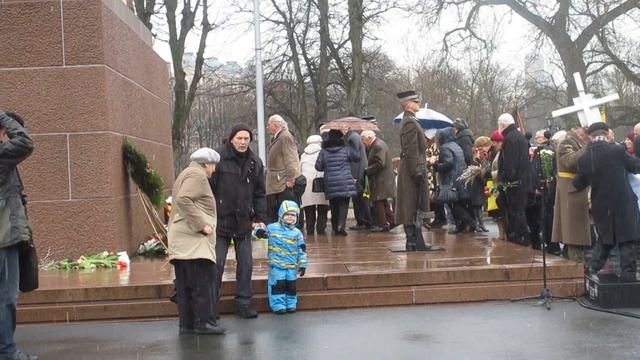 народ возлагает цветы к монументу Родине в день памяти репрессий в Латвии Рига 25 3 2017 смотреть онлайн