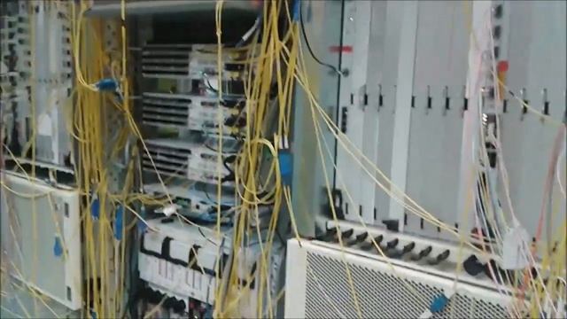 How Fiber Optical Switch Look - Switch 3 Terra Bits per Second. смотреть онлайн