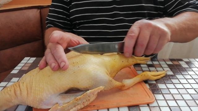 Как Быстро Ощипать Утку без Перосъемной Машинки/Ощип Птицы Вручную/Потрошим и Разделываем Индоутку смотреть онлайн