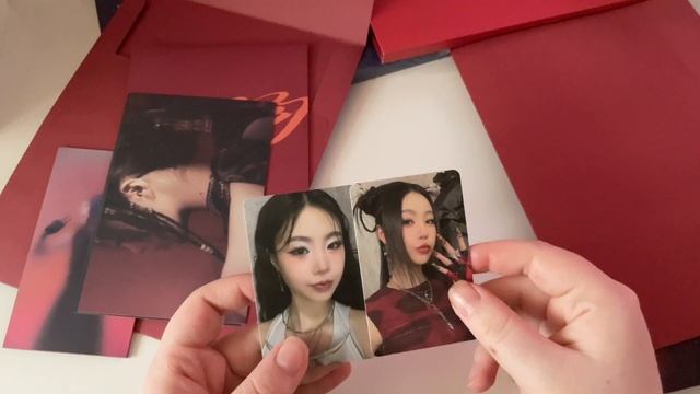 soojin - agassi (red & blue ver.) unboxing | распаковка альбома 💿 смотреть онлайн