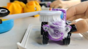 Мила испачкалась. Моем щёткой