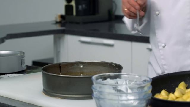 Как приготовить шарлотку Рецепт ШАРЛОТКИ на французский манер от шеф-повара Кирилла Голикова смотреть онлайн