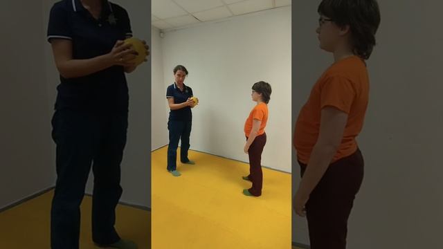 Игры с мячом для развития мелкой и крупной моторики. Отбиваем мяч от пола и ловим его