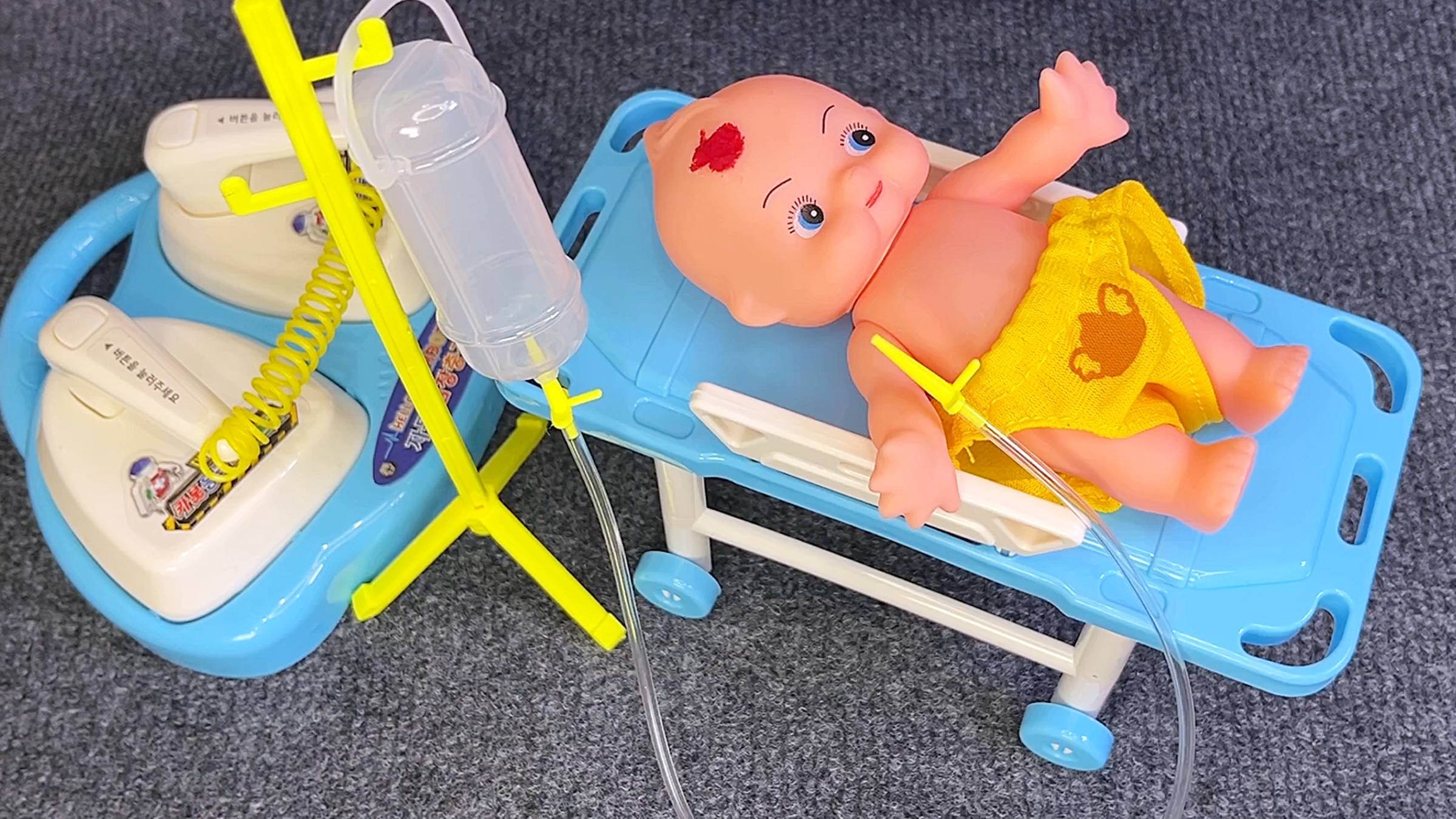 Мультики для малышей. Развивающие игрушки. Распаковка игрушек Доктор, игровой набор скорой помощи смотреть онлайн