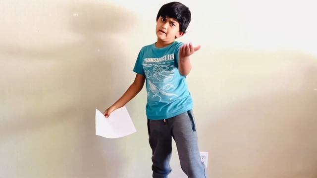 Which one will fall first?heavy as piece of paper experiment || easy home DIY experiments for kids смотреть онлайн