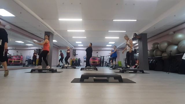 СТЕП АЭРОБИКА ЦЕЛАЯ ТРЕНИРОВКА / STEP AEROBICS / ГРУППОВАЯ ТРЕНИРОВКА смотреть онлайн
