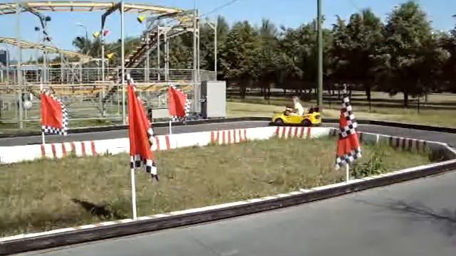 Детская Формула, на машине по кругу смотреть онлайн