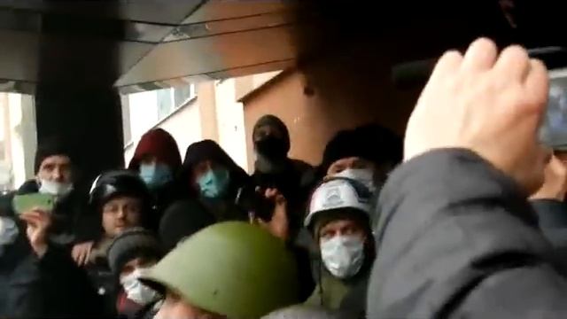 Павло Данильчук перед приміщенням захопленого УМВС смотреть онлайн