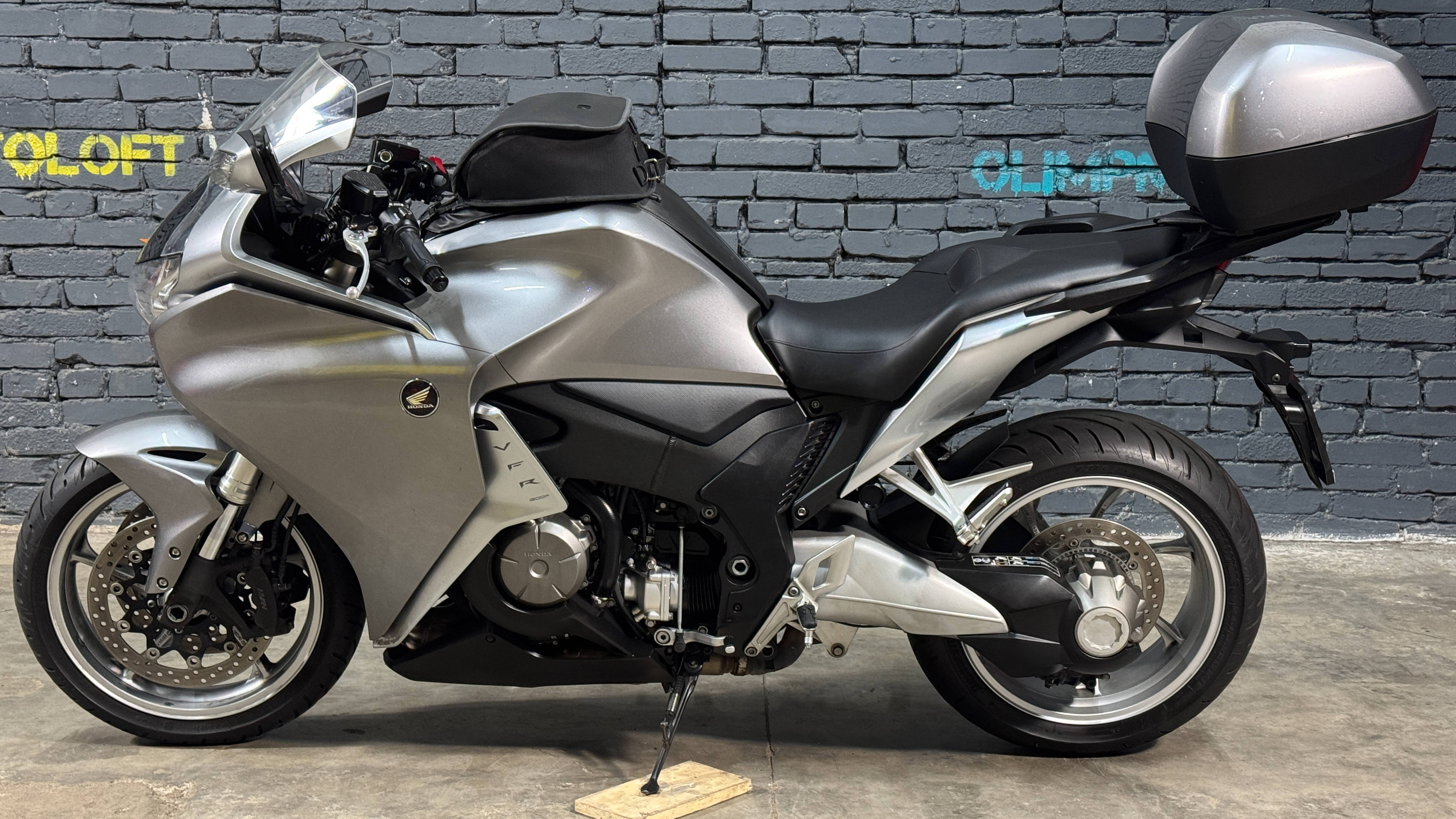 Honda VFR1200F 2010 Grey смотреть онлайн