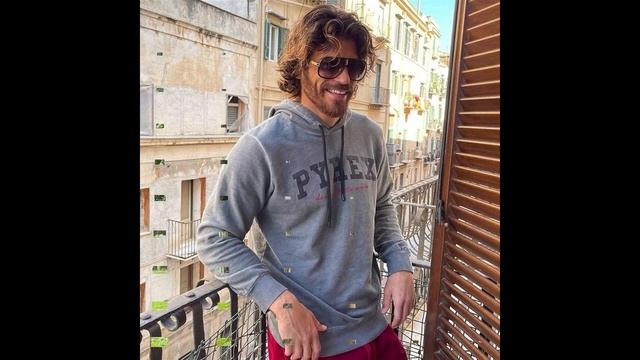 Why did Özge Gürel sing her song for Can Yaman? смотреть онлайн