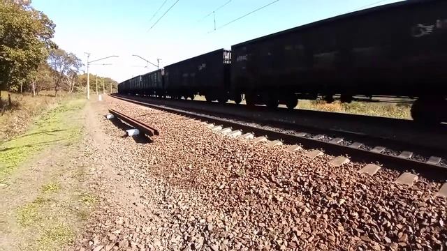 Тащит серый. Система электровозов 2ЭС5К-035/046 "Ермак" с грузовым поездом и приветливой бригадой смотреть онлайн