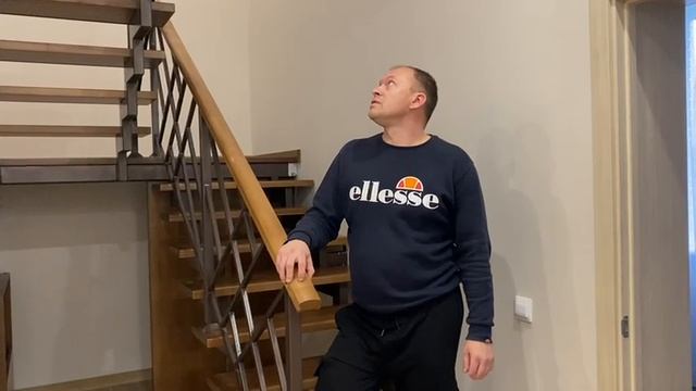 Лестница на двойном ломанном косоуре под ключ. Видео готовой лестницы. смотреть онлайн