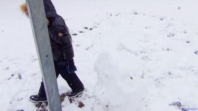 Ринат и Доминика играют со снегом и лепят снеговика смотреть онлайн