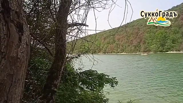 На Кипарисовом озере в Сукко аншлаг, а в лесах массово гибнет можжевельник. 27 апреля 2024 года. смотреть онлайн