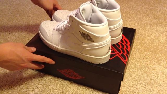 Authentic Air Jordan 1 Mid unboxing and on feet (white and cool grey) смотреть онлайн