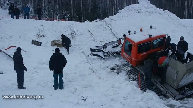 Ратрак провалился под лёд на пруду Качканара смотреть онлайн