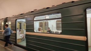 Поезд Номерной на станции Кропоткинская Сокольничечкой линии