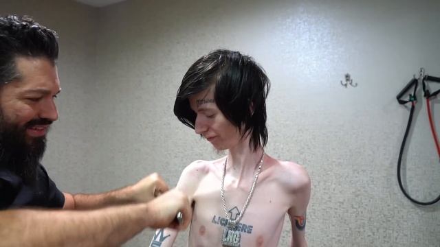 THE WORLDS LONGEST NECK: DADDY LONG NECK Vs CHIRO