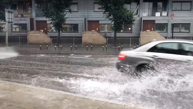 London weather: City awash with flooding and heavy rain смотреть онлайн