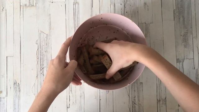 Чесночные сухарики с чесноком Как приготовить домашние СУХАРИКИ с ЧЕСНОКОМ к пиву в духовке смотреть онлайн