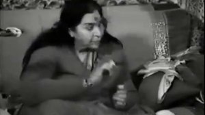 2-Шри Матаджи поёт с йогами, Сахастрара Пуджа, Париж 1982 05 05