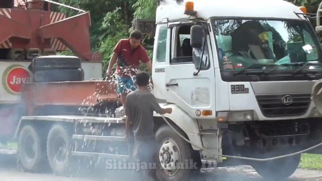 Kasian Truk Viraal!! Terlalu Dipaksa Radiator Pecah di Sitinjau Lauik смотреть онлайн