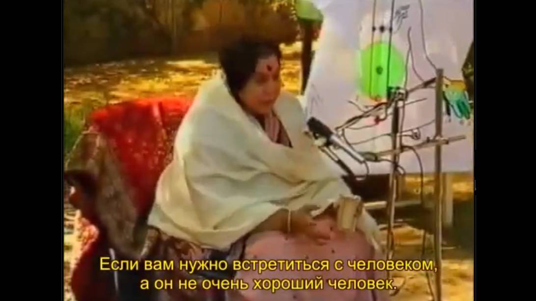 21-Шри Матаджи показывает как делать бандан на руке.