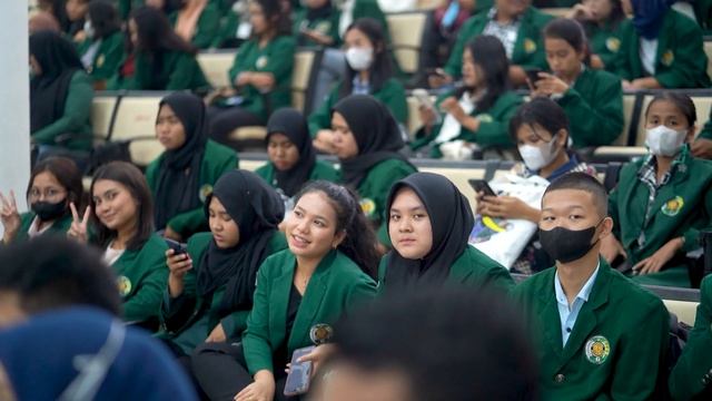 Menghadiri Pengukuhan Rektor USU Prof. Dr. Muryanto Amin, S.Sos., M.Si sebagai Guru Besar Tetap USU смотреть онлайн