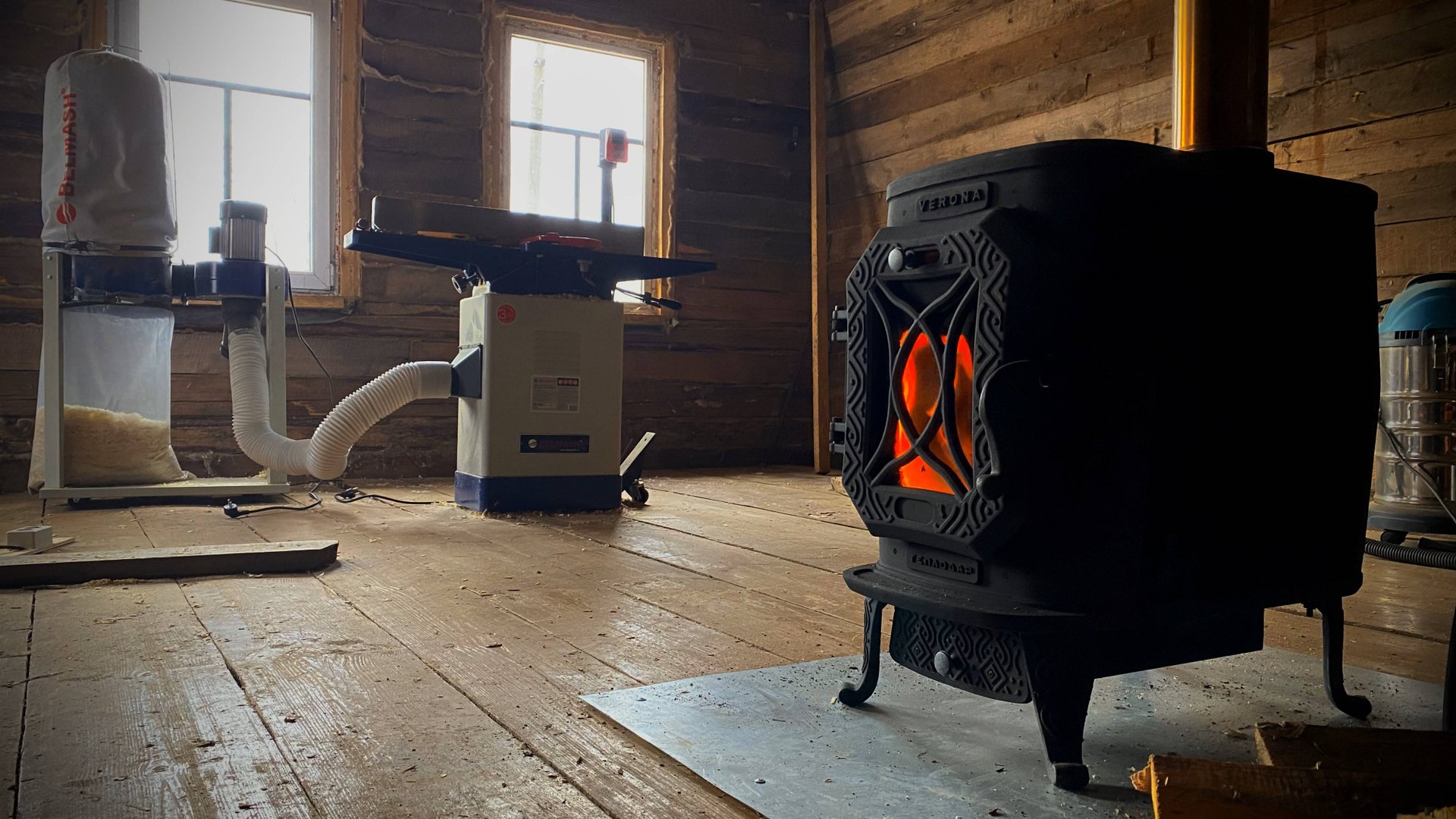 В мастерской появилась печь. Дом для инструментов ожил! Укрепляем крышу и пилим дрова смотреть онлайн