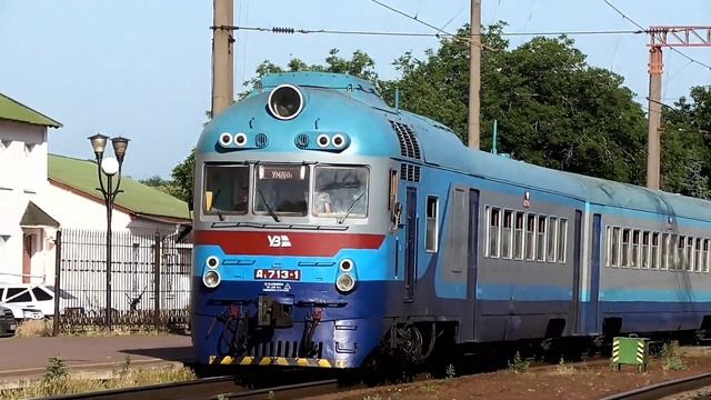 Прибытие дизель-поезда Д1-713/717 на станцию имени Тараса Шевченко. смотреть онлайн