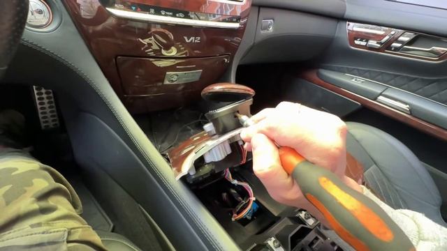 Снятие шайбы мультимедиа и кнопок телефона в Mercedes C216 / W221 смотреть онлайн