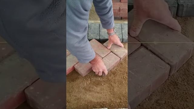 Быстрая кладка брусчатки по нитке
Быстрая кладка брусчатки по нитке смотреть онлайн