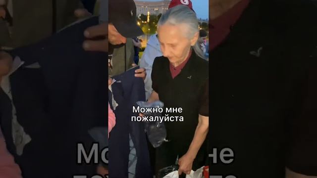 Раздача вещей нуждающимся на вокзале