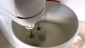 Как взбить белки с сахаром