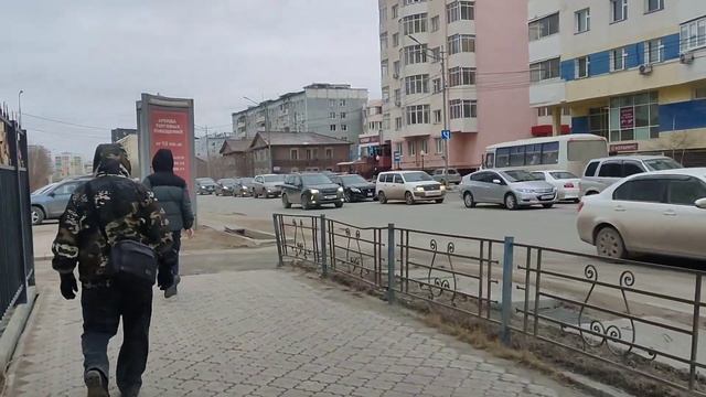 Снег, холодный пронизывающий ветер в Якутске, в конце апреля. Заброшенные местам в центре. смотреть онлайн