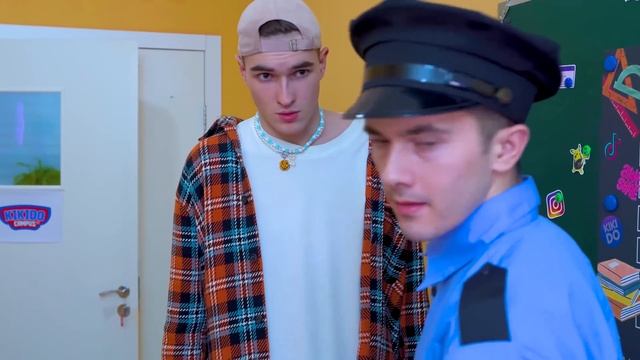 GARS CONTRE FILLES! Qui A Enfreint Les Règles Sur Le Campus? | KiKiDo Campus France