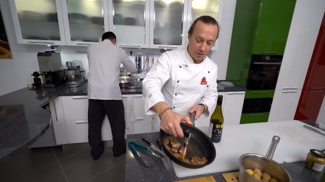 Изысканная ПЕЧЕНЬ КРОЛИКА в вине | Шеф-повар Кирилл Голиков и Василий Емельяненко смотреть онлайн