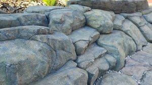 Подпорная стена на участке с уклоном