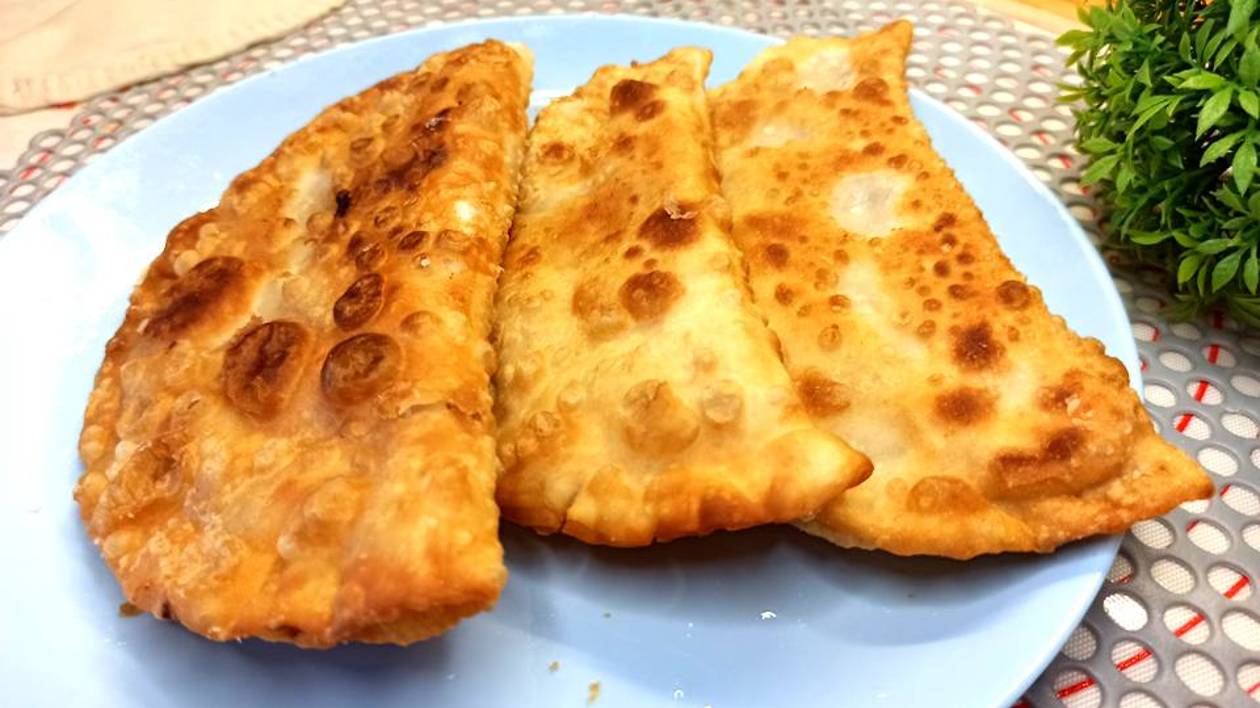 Чебуреки с мясом получаются пузырчатые, хрустящие и очень сочные.Любимый рецепт теста для чебуреков смотреть онлайн