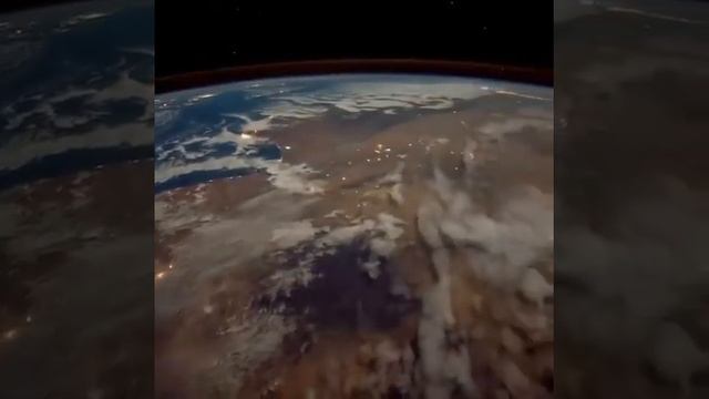 Шикарный вид поверхности ночной Земли смотреть онлайн